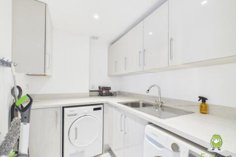 EweMove Estate Agents Basingstoke - Dovecote Way