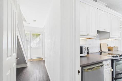 EweMove Basingstoke Estate Agents - Cleveland Clos