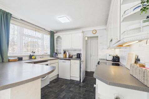 EweMove Basingstoke Estate Agents - Cleveland Clos