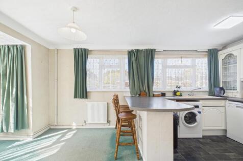 EweMove Basingstoke Estate Agents - Cleveland Clos