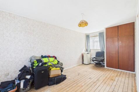 EweMove Basingstoke Estate Agents - Cleveland Clos