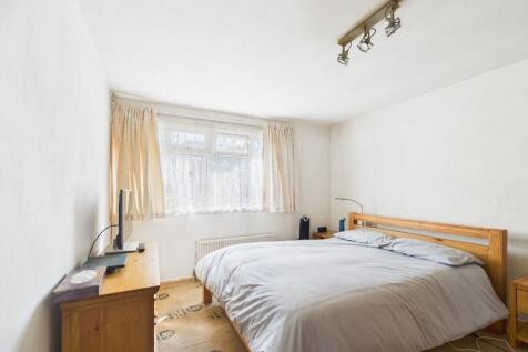 EweMove Basingstoke Estate Agents - Cleveland Clos