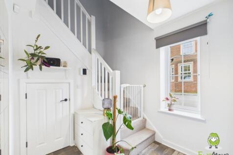 EweMove Estate Agents Basingstoke - Dovecote Way -