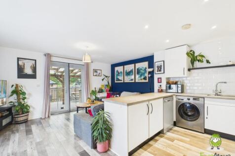 EweMove Estate Agents Basingstoke - Dovecote Way -