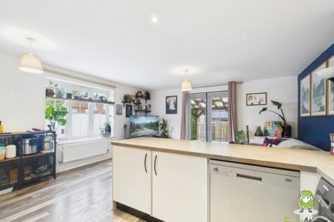 EweMove Estate Agents Basingstoke - Dovecote Way -