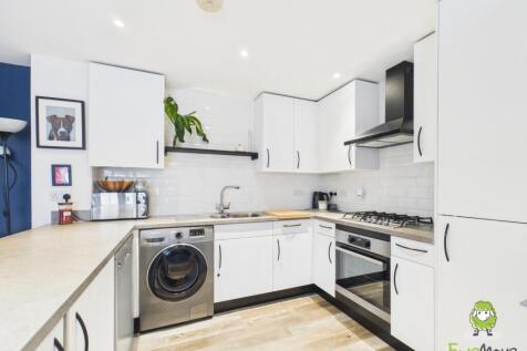 EweMove Estate Agents Basingstoke - Dovecote Way -