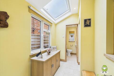 EweMove Estate Agents Basingstoke - Dursley Cottag