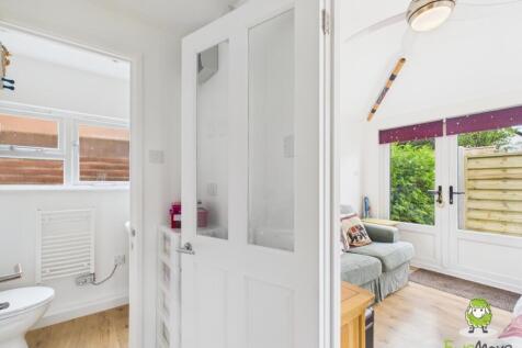 EweMove Estate Agents Basingstoke - Dursley Cottag