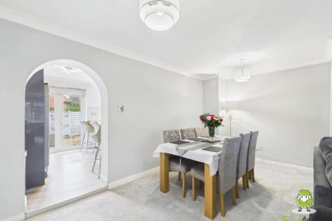 EweMove Estate Agents Basingstoke - Lea Close - Lo