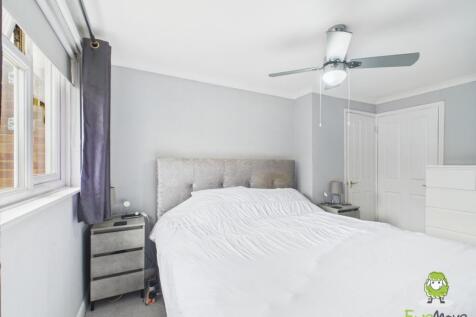 EweMove Estate Agents Basingstoke - Lea Close - Be