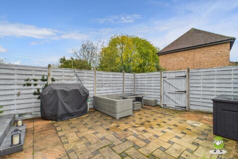 EweMove Estate Agents Basingstoke - Lea Close - Ga