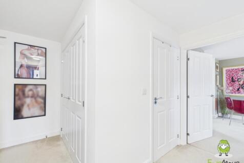 EweMove Estate Agents Basingstoke - Fleetlands Hou