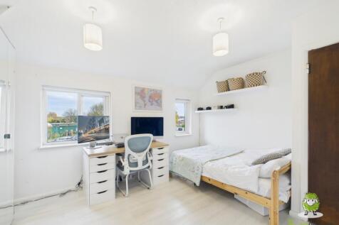 EweMove Estate Agents Basingstoke - St Andrews Roa