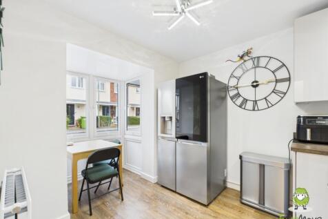 EweMove Estate Agents Basingstoke - The Coach Road