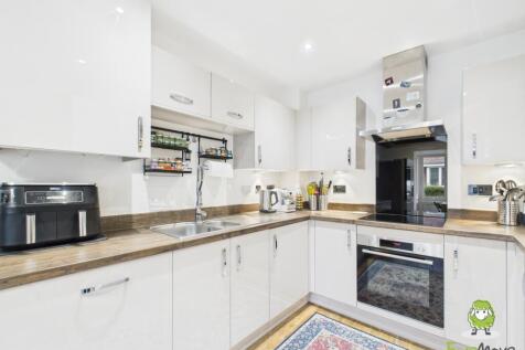 EweMove Estate Agents Basingstoke - The Coach Road