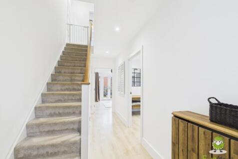 EweMove Estate Agents Basingstoke - Fishbourne Gar