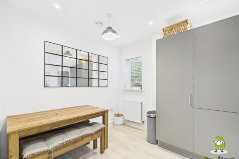 EweMove Estate Agents Basingstoke - Fishbourne Gar