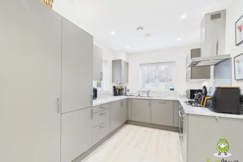 EweMove Estate Agents Basingstoke - Fishbourne Gar