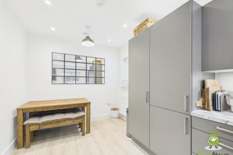 EweMove Estate Agents Basingstoke - Fishbourne Gar