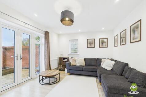 EweMove Estate Agents Basingstoke - Fishbourne Gar