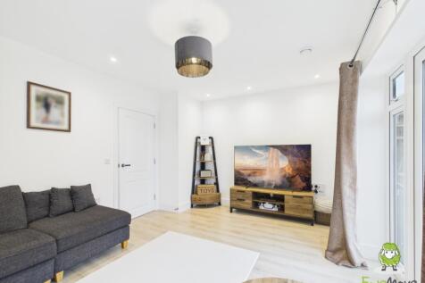 EweMove Estate Agents Basingstoke - Fishbourne Gar