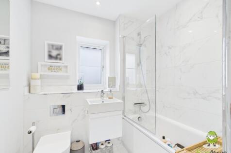 EweMove Estate Agents Basingstoke - Fishbourne Gar