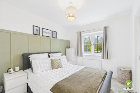 EweMove Estate Agents Basingstoke - Fishbourne Gar