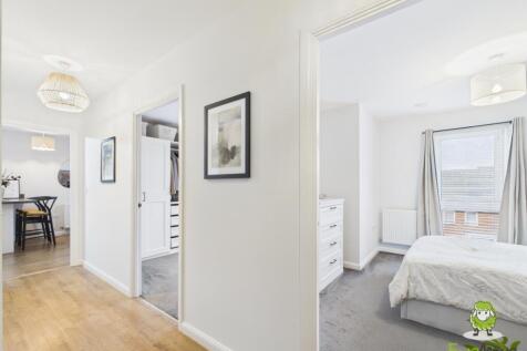 EweMove Estate Agents Basingstoke - Leander Court 