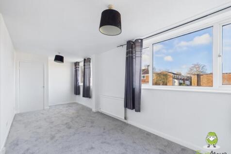 EweMove Estate Agents Basingstoke - Ribble Way - B