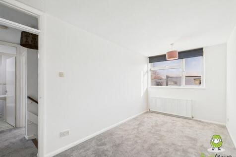 EweMove Estate Agents Basingstoke - Ribble Way - B