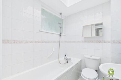 EweMove Estate Agents Basingstoke - Ribble Way - B