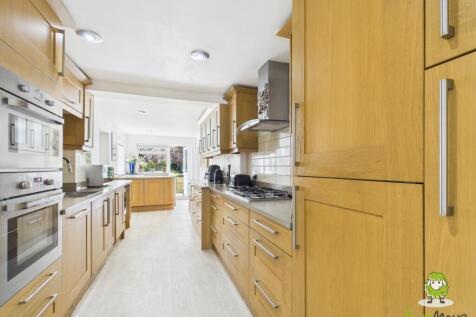 EweMove Basingstoke Estate Agents - 24 Byfleet Ave