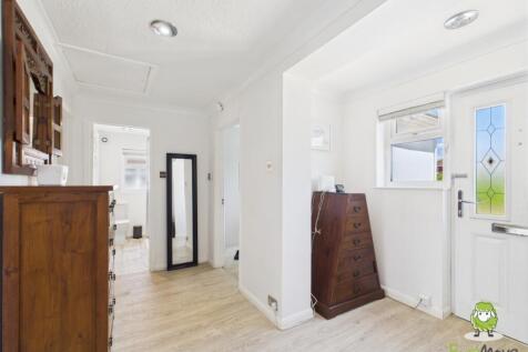 EweMove Basingstoke Estate Agents - 24 Byfleet Ave