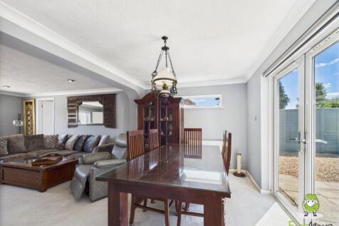EweMove Basingstoke Estate Agents - 24 Byfleet Ave