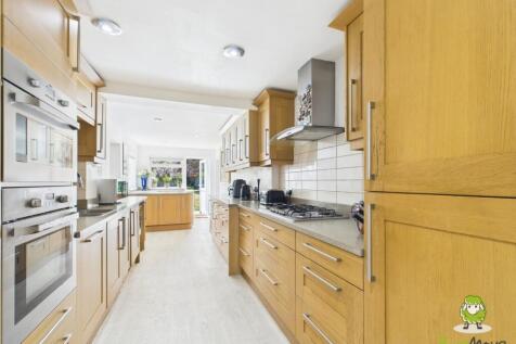 EweMove Basingstoke Estate Agents - 24 Byfleet Ave