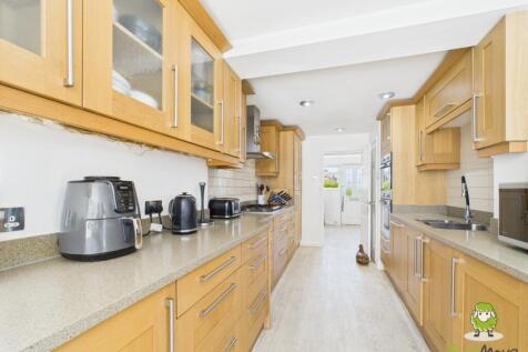 EweMove Basingstoke Estate Agents - 24 Byfleet Ave