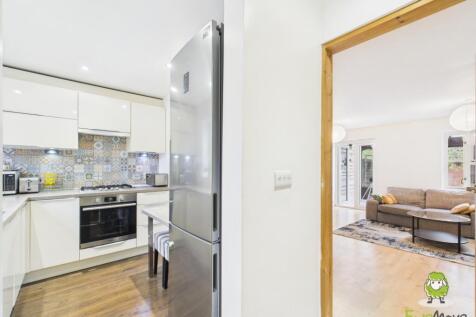 EweMove Estate Agents Basingstoke - Ajax Close -Ha