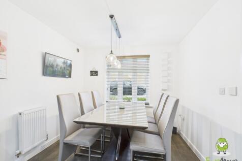 EweMove Estate Agents Basingstoke - Longwood Copse