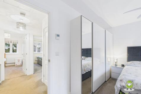 EweMove Estate Agents Basingstoke - Longwood Copse