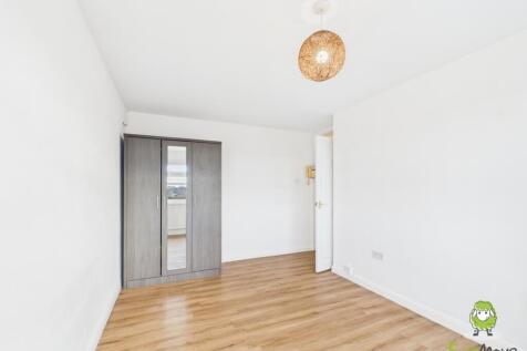 EweMove Estate Agents Basingstoke - Sylvia Close -