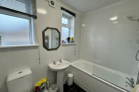 Cromer St bathroo...