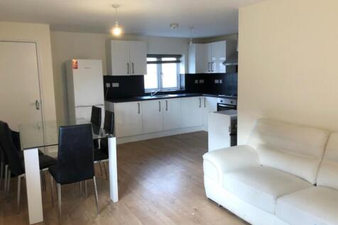 Large 4 Bedroom 1st floor flat