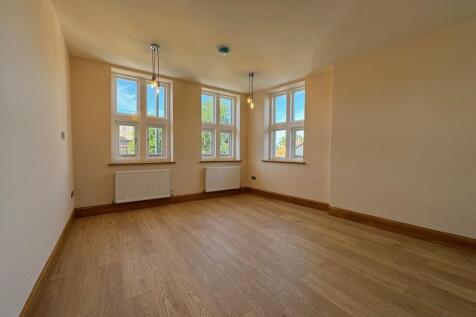 Large 2 Bedroom 1st Floor Flat