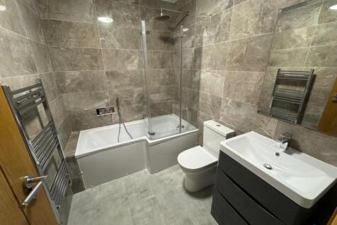 Large 2 Bedroom 1st Floor Flat