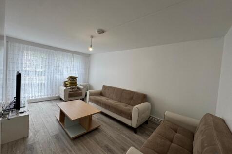 Large 1 Bedroom Flat With Balcony