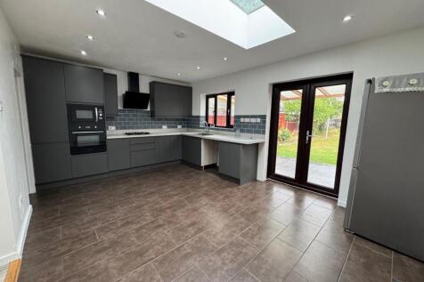 Large 6 / 7 Bedroom House