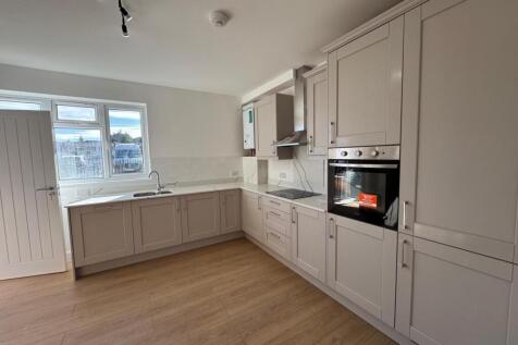 Newly Refurbished 2 Bedroom Flat