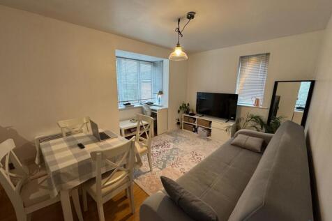 Large 1st Floor Flat In Chingford, E4