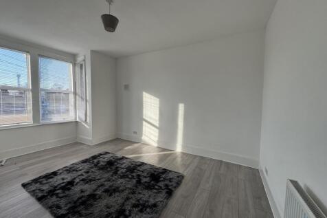 Large Newly Refurbished 4 Bedroom Flat