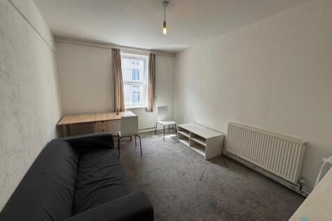 Large 3 Bedroom Flat